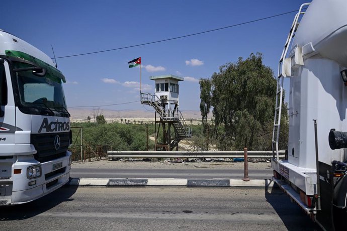 Archivo - Trucks waiting at the Allenby bridge border crossing between Jordan and Israel during a diplomatic mission to Israel and the Palestinian territories, in Amman, Jordan, Wednesday 15 May 2024.