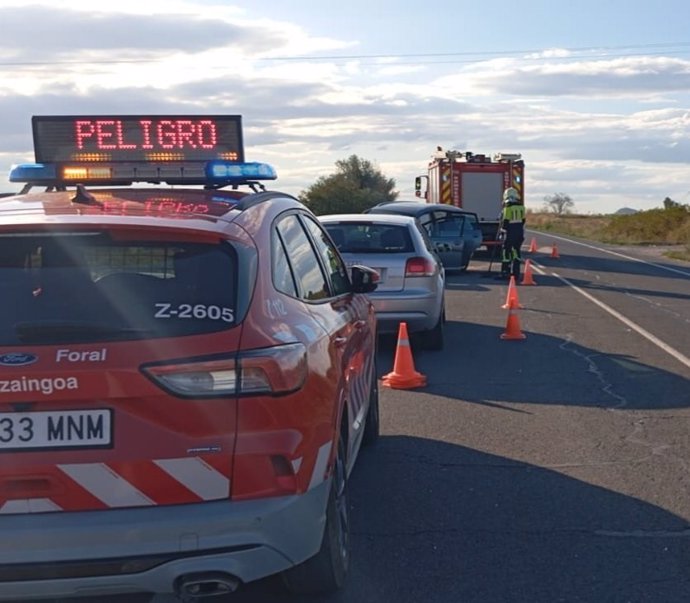 Un vehículo de la Policía Foral en el lugar del accidente.