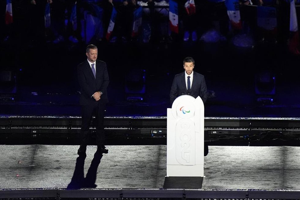 Tony Estanguet junto a Andrew Parsons durante la Ceremonia de Clausura de los Juegos Paralímpicos de París