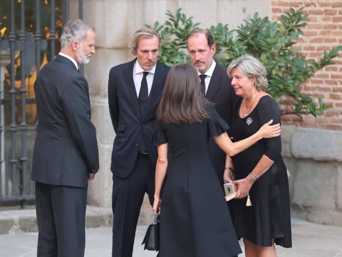 Los Reyes Felipe y Letizia saludan a Beltrán, Bruno y Simoneta Gómez-Acebo a su llegada a la Catedral Castrense ante el funeral por Juan Gómez-Acebo.