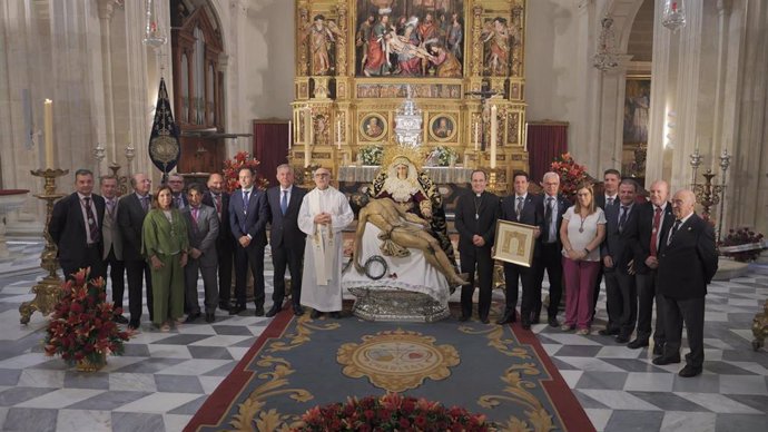 El acto que ha tenido lugar en la Parroquia del Sagrario, donde la titular de la cofradía baratillera se encuentra en besamanos.