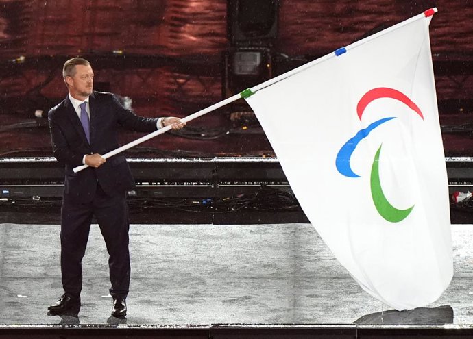 08 September 2024, France, Paris: IPC President Andrew Parsons hands over the Paralympic flag during the closing ceremony of the Paris 2024 Paralympics Summer Games at the Stade de France. Photo: Zac Goodwin/PA Wire/dpa