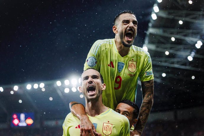 Fabián Ruiz y Joselu celebran un gol en la victoria de España contra Suiza (1-4) en Ginebra en la segunda jornada de la UEFA Nations League