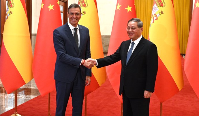 El presidente del Gobierno, Pedro Sánchez, ha mantenido un encuentro con el primer ministro de la República Popular China, Li Qiang.