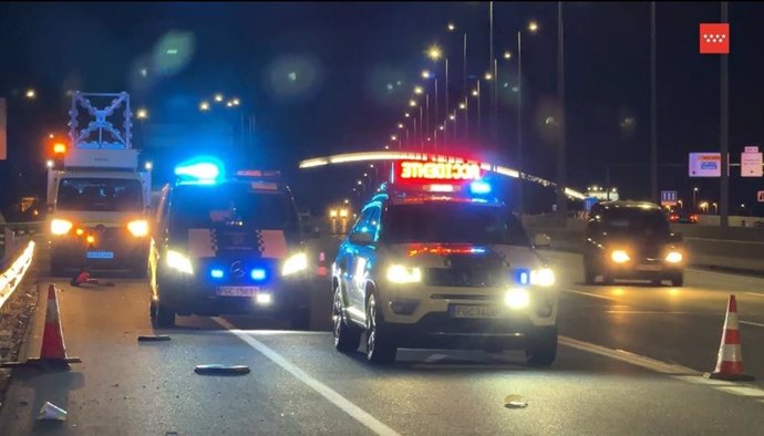 La Guardia Civil corta el tráfico en un carril de la A-2 tras el alcance de un turismo a una furgoneta parada en el arcén, a 9 de septiembre de 2024. Torrejón de Ardoz, Madrid (España).