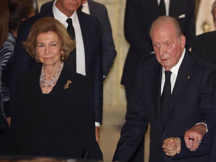 La Reina Sofía y el Rey Juan Carlos a la salida de la Catedral Castrense ante el funeral por Juan Gómez-Acebo