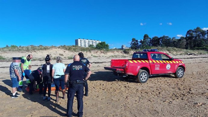 Evacuada una persona tras caerse de un caballo en la playa de Laredo.