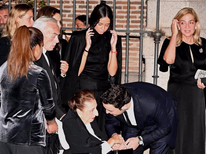 Froilán y Victoria Federica se despiden cariñosamente de la Infanta Margarita a la salida de la Catedral Castrense ante el funeral por Juan Gómez-Acebo