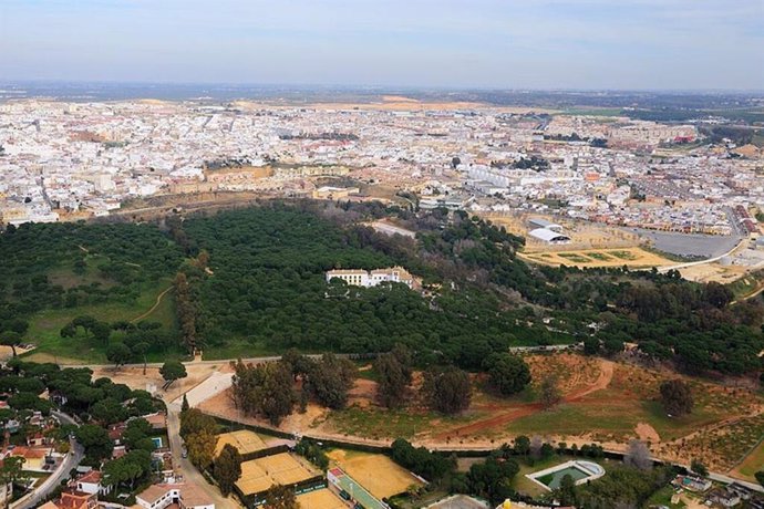 Archivo - Vista aérea de Alcalá de Guadaíra.