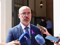 El delegado de Gobierno muestra su apoyo y cariño a los heridos en el atropello en Narváez