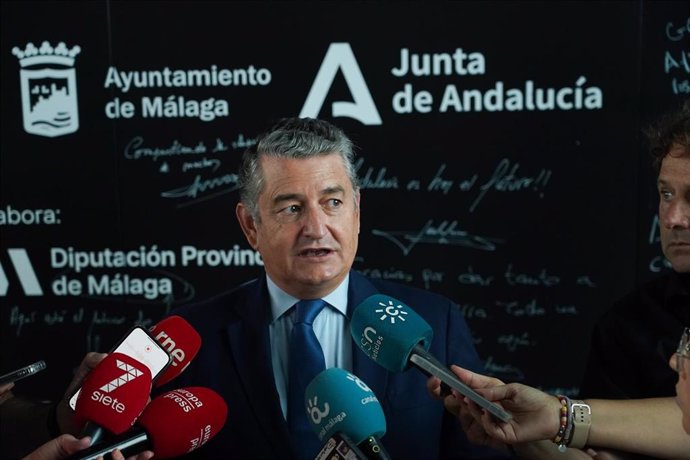 El consejero de la Presidencia, Interior, Diálogo Social y Simplificación Administrativa, Antonio Sanz, atiende a los medios de comunicación tras la visita a la sede de 42 Málaga Fundación Telefónica. (Foto de archivo).