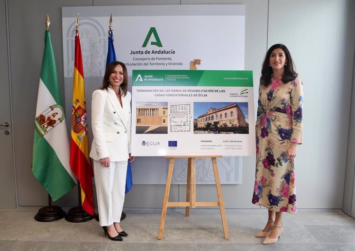 La consejera de Fomento, Rocío Díaz, junto a la alcaldesa de Écija, Silvia Heredia.