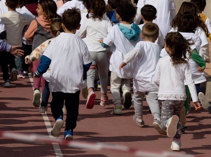 Archivo - Un grupo de niños corre durante la novena edición de 'La Vuelta al Cole', a 20 de octubre de 2023, en Leganés, Madrid (España). Organizado por la Fundación Unoentrecienmil, arranca hoy la novena edición de la carrera social solidaria contra la l