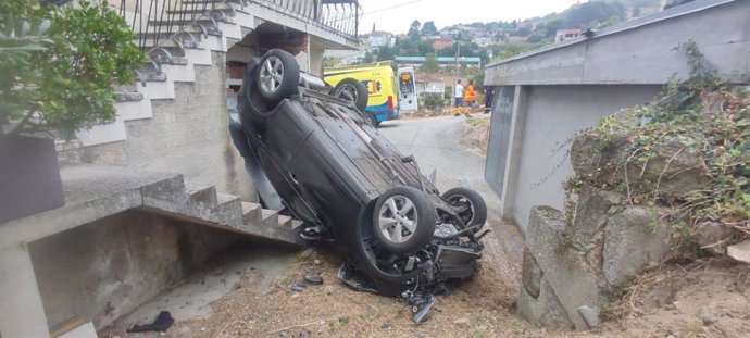 Una conductora resulta herida en Ourense tras salirse de la vía y volcar su coche en el patio de una vivienda, en el lugar de Cudeiro.