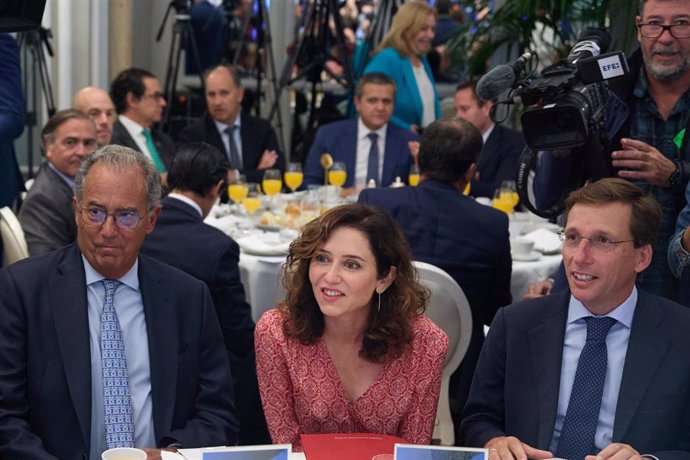 (I-D) El presidente de la Asamblea de Madrid, Enrique Ossorio; la presidenta de la Comunidad de Madrid, Isabel Díaz Ayuso y el alcalde de Madrid, José Luis Martínez-Almeida, llegan a un desayuno informativo del Fórum Europa organizado por Nueva Economía F