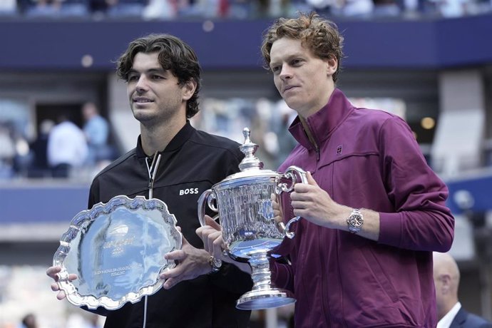 El tenista italiano Jannik Sinner (derecha), campeón del US Open 2024, junto al estadounidense Taylor Fritz. 