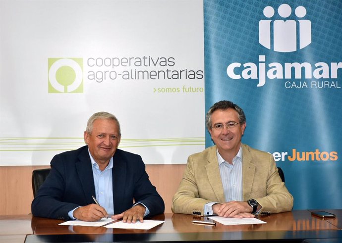 Archivo - El presidente de Cooperativas Agro-alimentarias de España, Ángel Villafranca, y el presidente de Cajamar Caja Rural, Eduardo Baamonde