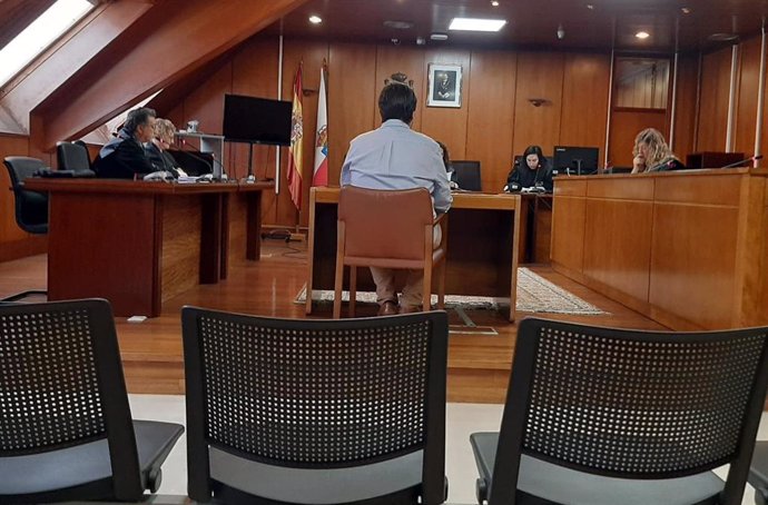 Juicio al acusado de grabar vídeos a las inquilinas a las que había alquilado su piso en Santander. Colocó cámaras en el baño y en un dormitorio y grabó 26 vídeos