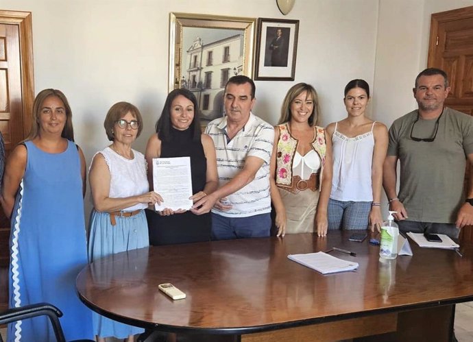 Foto de familia tras la firma del convenio entre CCOO de Sevilla y el Ayuntamiento de Los Corrales.