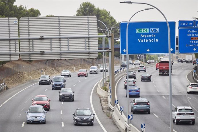 Vehículos en la autovía A-3, a 30 de agosto de 2024, en Madrid (España). La Dirección General de Tráfico (DGT) prevé 4.760.000 movimientos de largo recorrido con motivo de la operación retorno del verano que se pone en marcha desde las 15.00 horas de hoy 