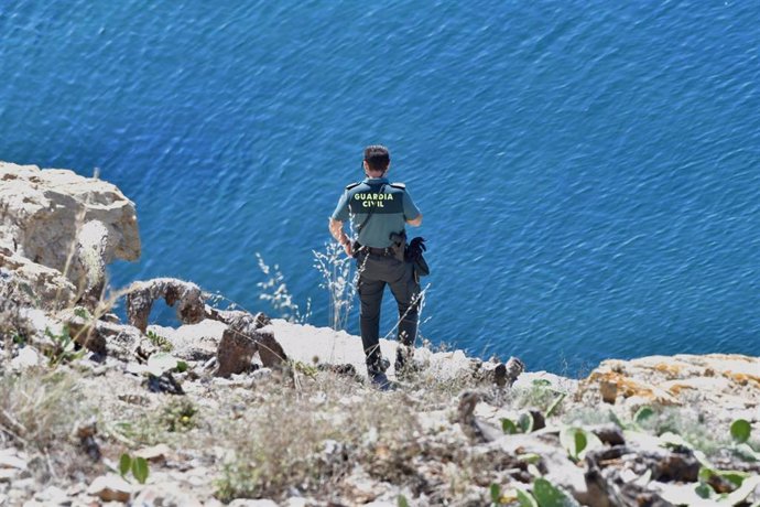 Archivo - Un agente de la Guardia Civil observa las costas de Ceuta después de haber llegado dos migrantes sirios a nado a las costas de Ceuta, en la barriada del Sarchal, a 31 de julio de 2023, en Ceuta (España). La Guardia Civil ha interceptado a dos mi