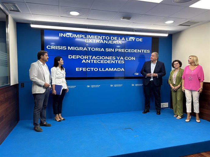 El senador del PP, Francisco Bernabé, tercero por la derecha, junto con la senadora del PPRM, Antonia López Moya, y los diputados nacionales, Miriam Guardiola, Violante Tomás y José Luis Pedreño