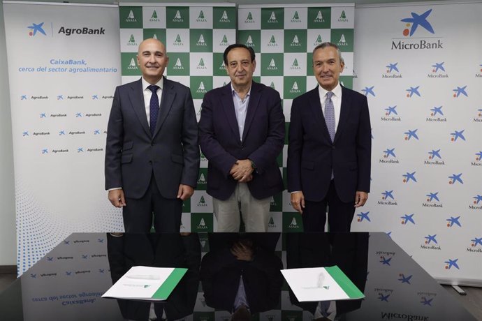 El presidente de MicroBank, Juan Carlos Gallego, el de la Asociación Agraria de Jóvenes Agricultores (Asaja), Pedro Barato, y el director de AgroBank, Jaime Campos, en la firma del convenio