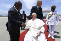 Decenas de miles de personas reciben al Papa en Timor Oriental