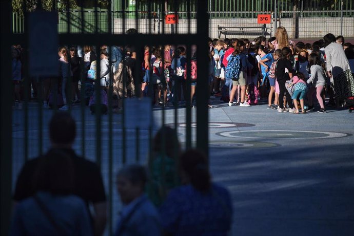 Niños en el patio el primer día de colegio,