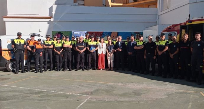 Foto de familia del alcalde, la directora del SAFA Nuestra Señora de los Reyes y la delegada de Educación con efectivos de Policía Local, Bomberos y Protección Civil.