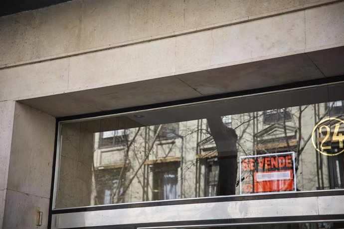 Archivo - Cartel de se vende en un edificio del barrio de Almagro. 