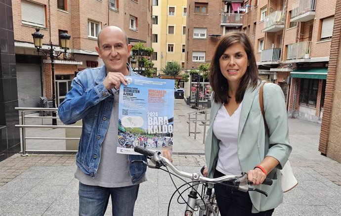 Carlos Fernández y Alba Delgado presenta el quinto 'Mercado de Bicicletas de Segunda Mano'