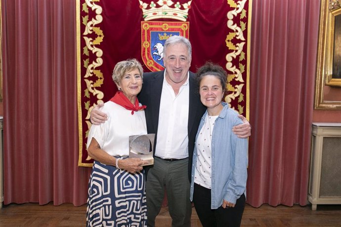 Mariví Esparza Mugueta recibe el noveno Pañuelo de Pamplona de manos del alcalde, Joseba Asiron.