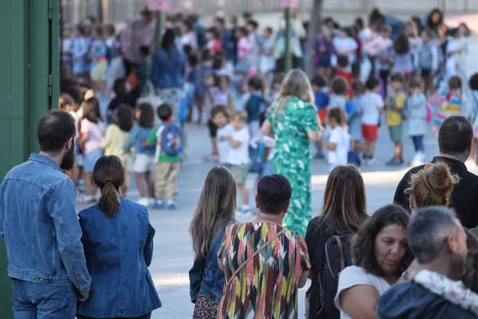 Archivo - Varios familiares a las puertas del colegio el primer día, a 9 de septiembre de 2024