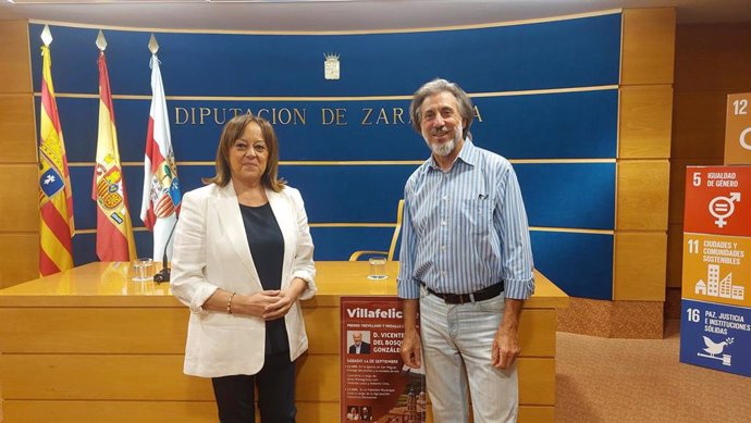 La diputada delegada de Cultura de la DPZ, Charo Lázaro, y el alcalde de Villafeliche, Agustín Caro.