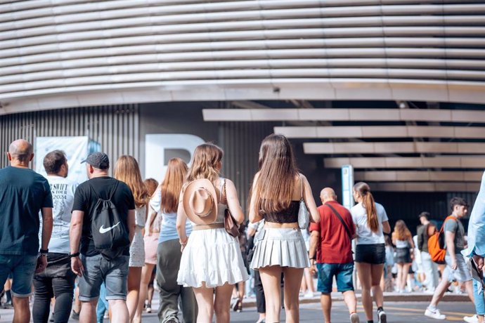 Archivo - Fans de Taylor Swift en las inmediaciones del Estadio Santiago Bernabéu, antes del segundo concierto de Taylor Swift, a 30 de mayo de 2024, en Madrid (España). 