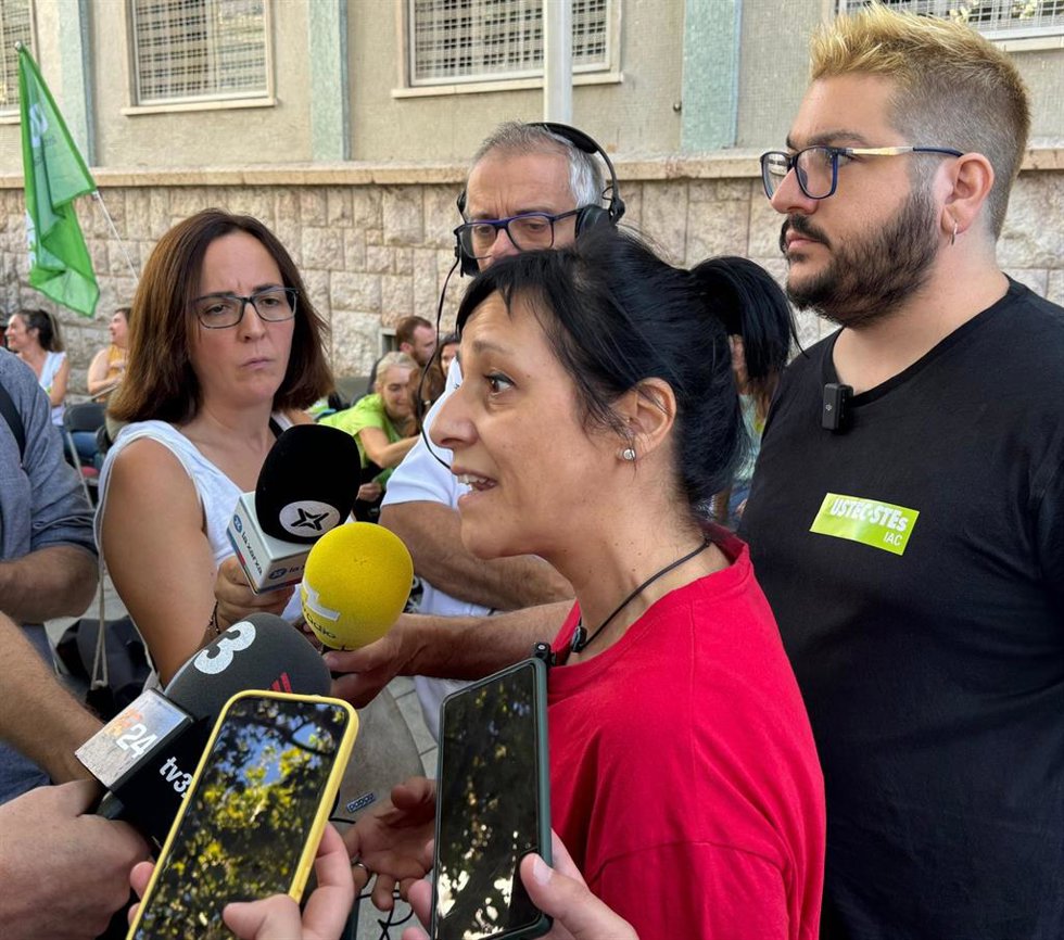 La portavoz de UstecStes, Iolanda Segura, en declaraciones a los periodistas este lunes en Barcelona