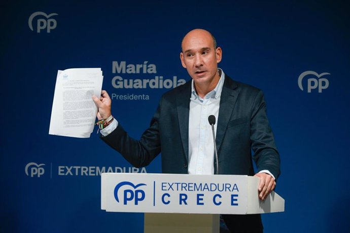 El portavoz del PP de Extremadura, José Ángel Sánchez Juliá, en rueda de prensa