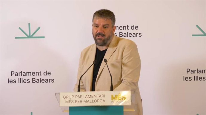 El portavoz de MÉS per Mallorca, Lluís Apesteguia, en rueda de prensa.