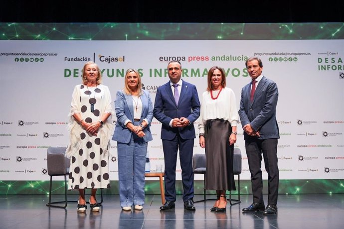 La presidenta de CajaGranada Fundación, María Elena Martín-Vivaldi, la alcaldesa de Granada, Marifrán Carazo, el presidente de Diputación, Francis Rodríguez, la consejera de Fomento, Rocío Díaz, y el delegado de Europa Press en Andalucía, Francisco Morón