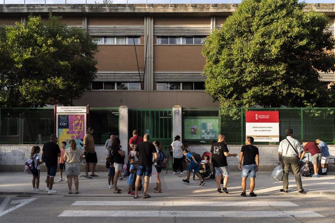 Archivo - Arxiu - Un grup de persones en l'entrada d'un CEIP, en una imatge d'arxiu