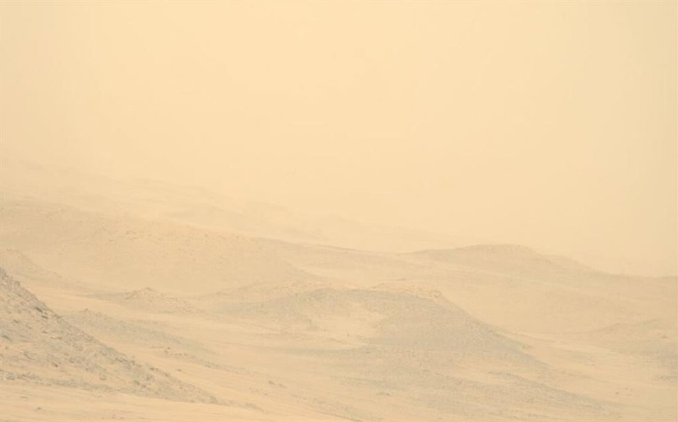 Una tormenta de polvo estacional que se extiende por toda la región oscurece el Cráter Jezero en esta imagen captada por el rover Perseverance de la NASA.