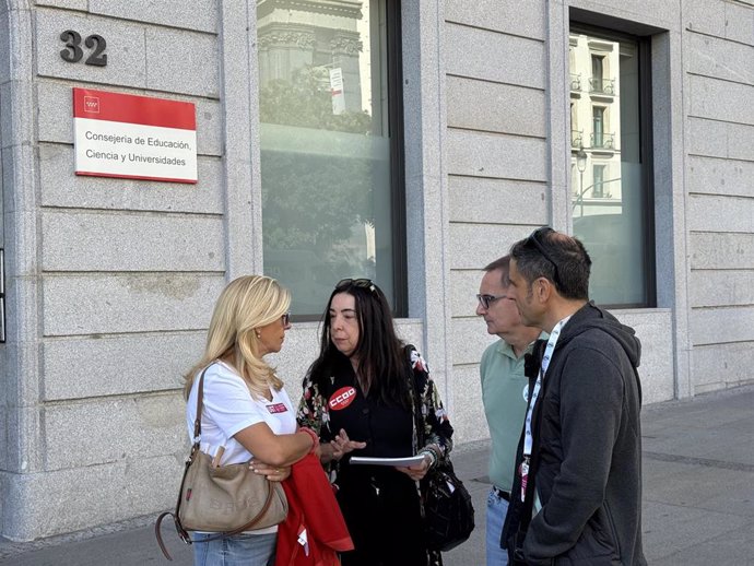 (I-D) Teresa Jusdado, Isabel Galvín, Andrés Cebrián Y Miguel Ángel González A La Puerta De La Consejería De Educación, Ciencia Y Universidades.