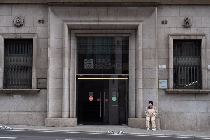 Fachada de la sede de la sindicatura de Cuentas en Vía Laietana 60, a 9 de febrero de 2024, en Barcelona, Catalunya (España).