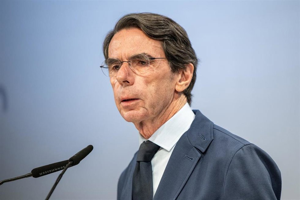 Archivo - El expresidente del Gobierno y presidente de FAES, José María Aznar, durante la entrega a título póstumo del XII Premio Faes de la Libertad al exministro Josep Piqué por parte de la Fundación Faes, en CaixaForum Macaya, a 27 de junio de 2024, 