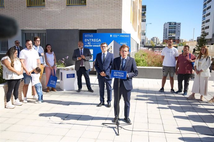 El alcalde de Madrid, José Luis Martínez-Almeida, interviene durante la entrega de las llaves de 82 viviendas destinadas a alquiler asequible