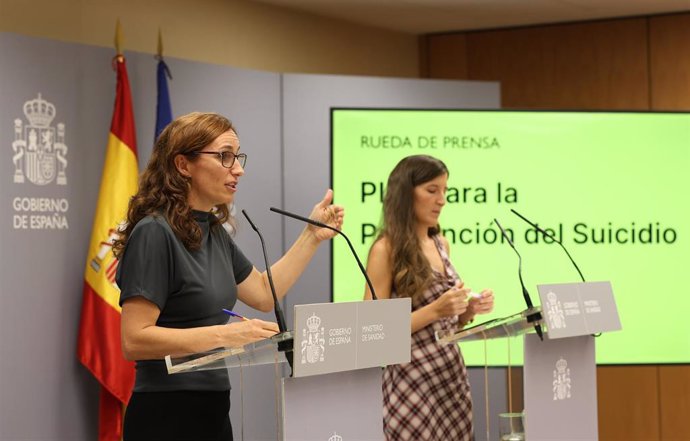 Imagen de la ministra de Sanidad, Mónica García, y La comisionada de Salud Mental del Ministerio de Sanidad, Belén González, durante la presentación del Plan para la Prevención del Suicidio.