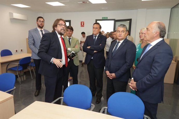 Antonio Sanz y Gómez Villamandos inaugurando el nuevo CADE de Algeciras.