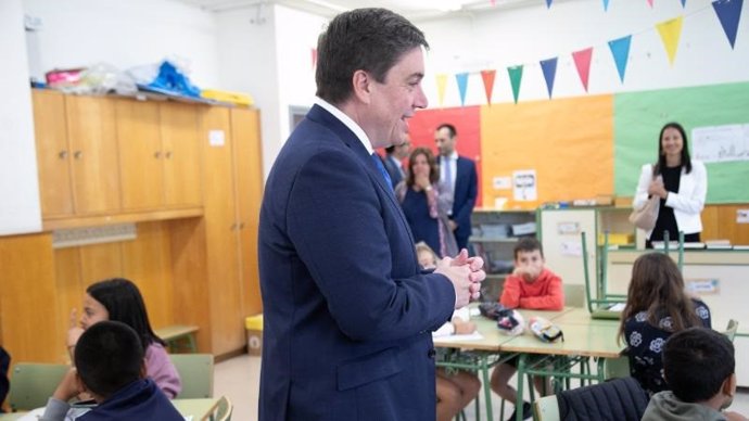 El consejero de Educación y Empleo, Alberto Galiana, ha visitado hoy, 9 de septiembre, el CEIP San Pelayo de Baños de Río Tobía al inicio del curso escolar