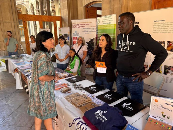 Medina visita la muestra y mercadillo solidario.